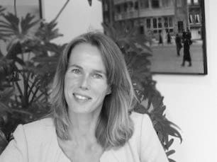 Collega van het secretariaat van Mens Advocaten op kantoor