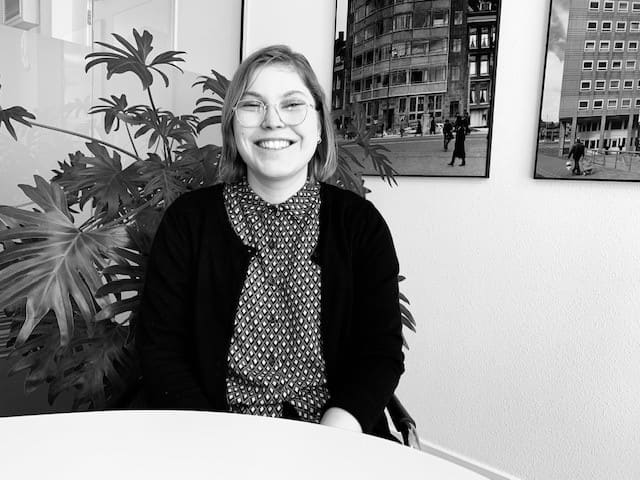 Collega van het secretariaat van Mens Advocaten aan de vergadertafel