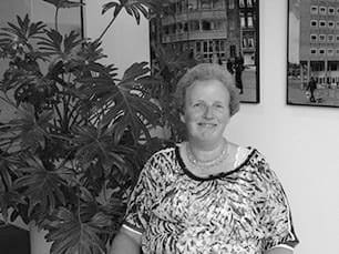 Collega van het secretariaat van Mens Advocaten op kantoor